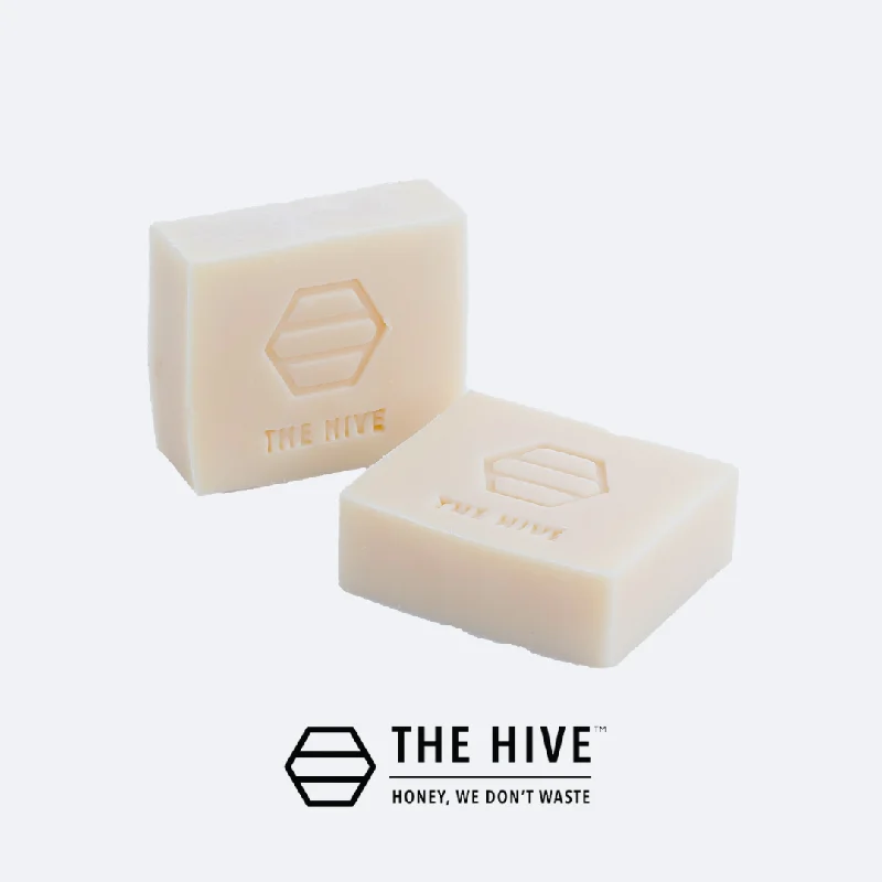 remove dead hair and dandruff, and promote pet skin health.The Hive Camelia Solid Shampoo Bar (100g)